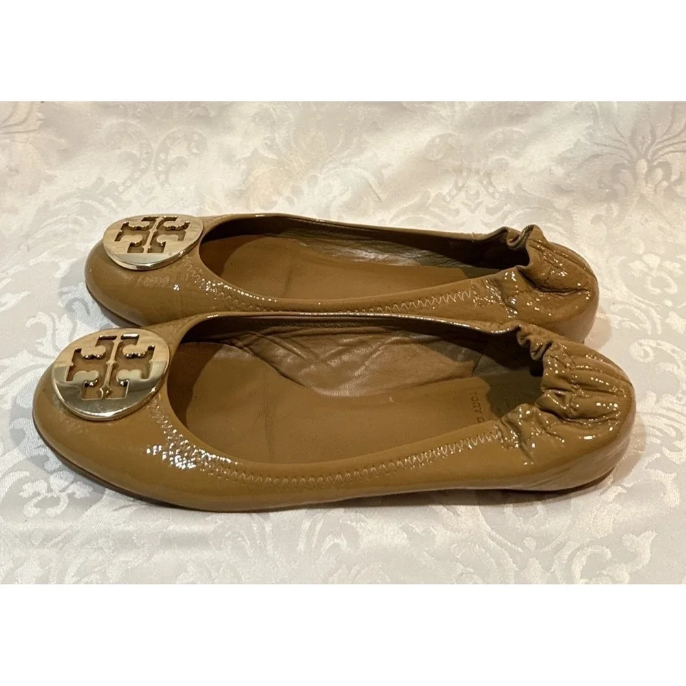 Tory Burch Reva Tan Pebbled Leather Gold Logo Ballet Flats Size 7.5 Designer